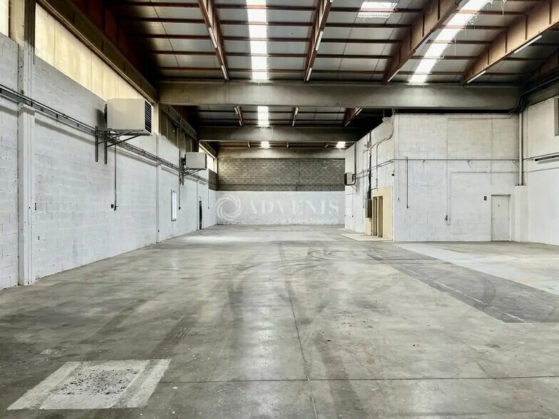 Light Industrial in Chassieu to rent - Building Photo - Image 2 of 8