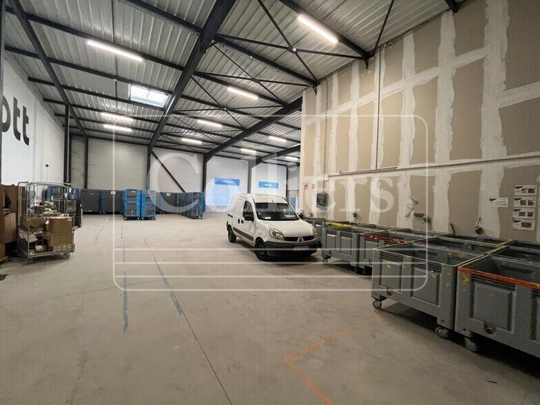 Light Industrial in Marseille to rent - Interior Photo - Image 2 of 5