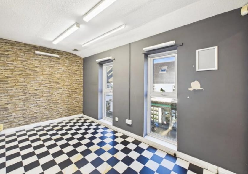 7A Mill St, West Hill to rent - Interior Photo - Image 3 of 5
