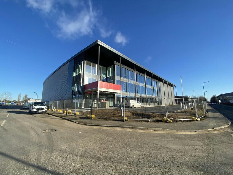 136 Edinburgh Av, Slough to rent - Building Photo - Image 2 of 2