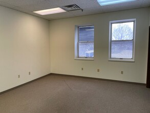 400 Ann St NW, Grand Rapids, MI for rent Interior Photo- Image 2 of 4