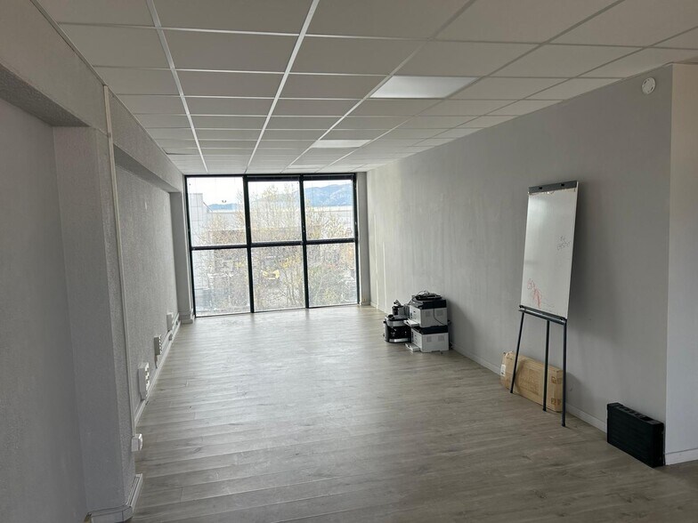 Avenue De Jouques, Aubagne for sale - Interior Photo - Image 3 of 5