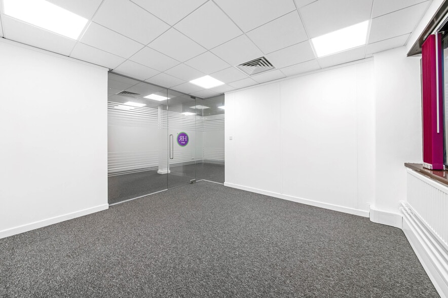 Hargreaves Rd, Swindon to rent - Interior Photo - Image 3 of 6