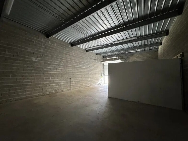 Retail in Mérignac to rent - Interior Photo - Image 3 of 7