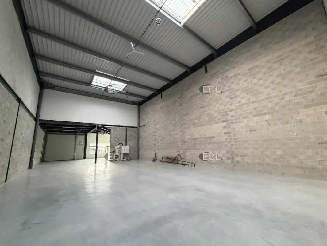 Light Industrial in Rousset to rent Interior Photo- Image 1 of 8