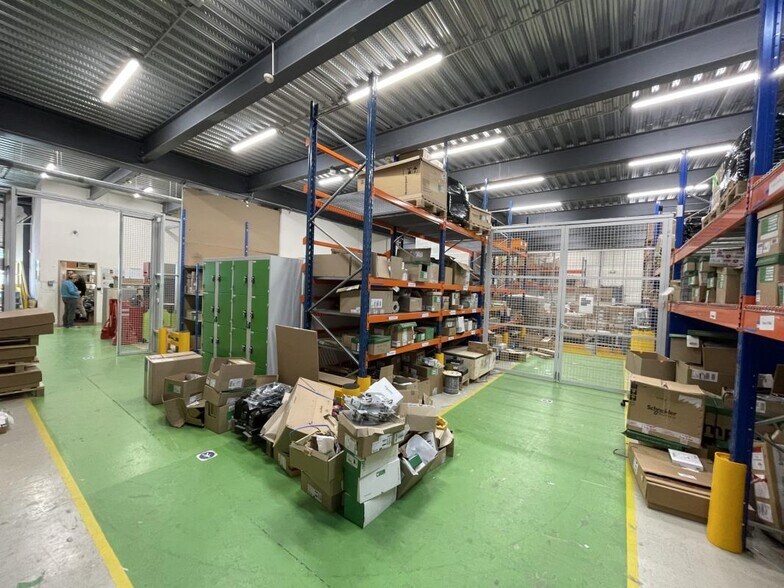 Industrial in Nanterre to rent - Interior Photo - Image 3 of 28