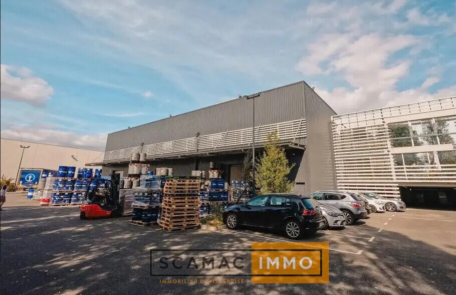 Industrial in LES MILLES to rent - Building Photo - Image 2 of 4
