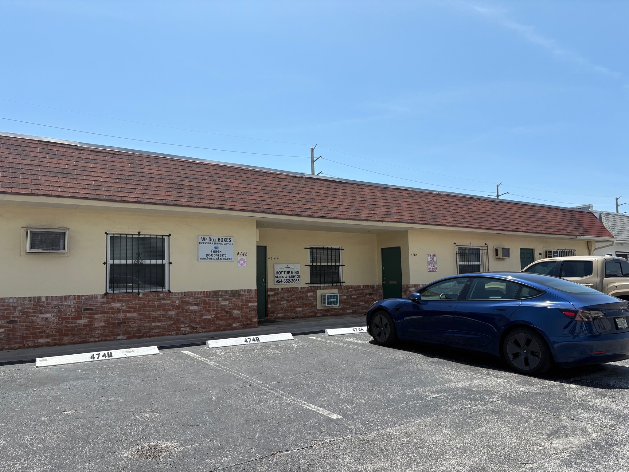 4700-4736 NE 12th Ave, Oakland Park, FL to rent Building Photo- Image 1 of 2