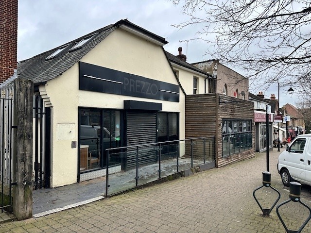 63 Queens Rd, Buckhurst Hill to rent Primary Photo- Image 1 of 9