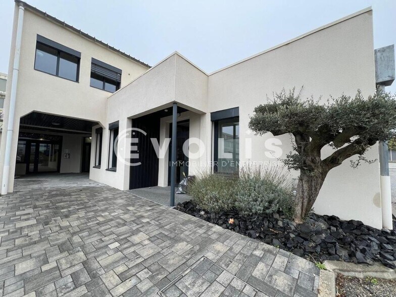 Office in Mornant to rent - Building Photo - Image 1 of 6
