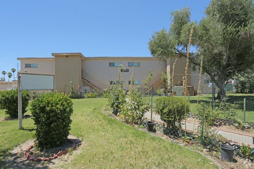 3875 Royal Crest St, Las Vegas, NV for sale - Primary Photo - Image 1 of 1