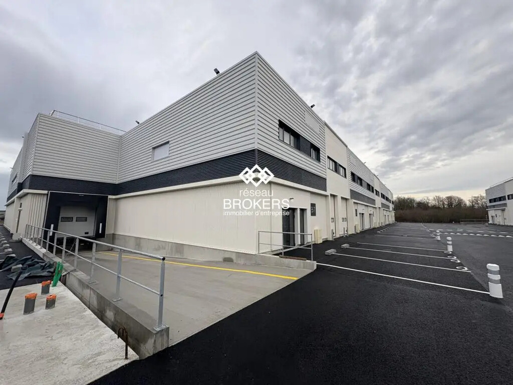Location Entrepôt 1 076 m² - Photo 1