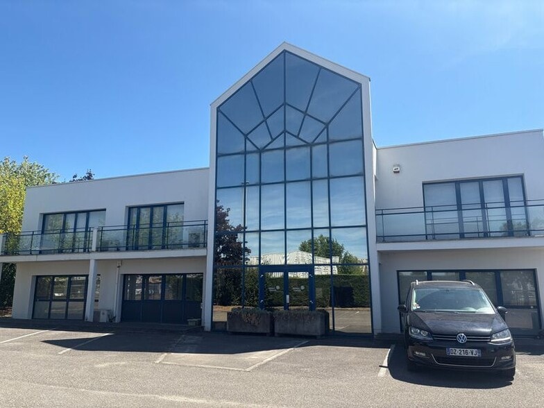 Office in Chassieu for sale - Building Photo - Image 2 of 6