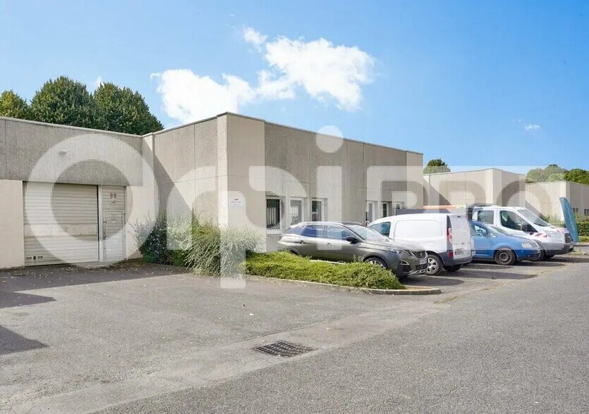 Light Industrial in Lognes to rent - Building Photo - Image 1 of 12