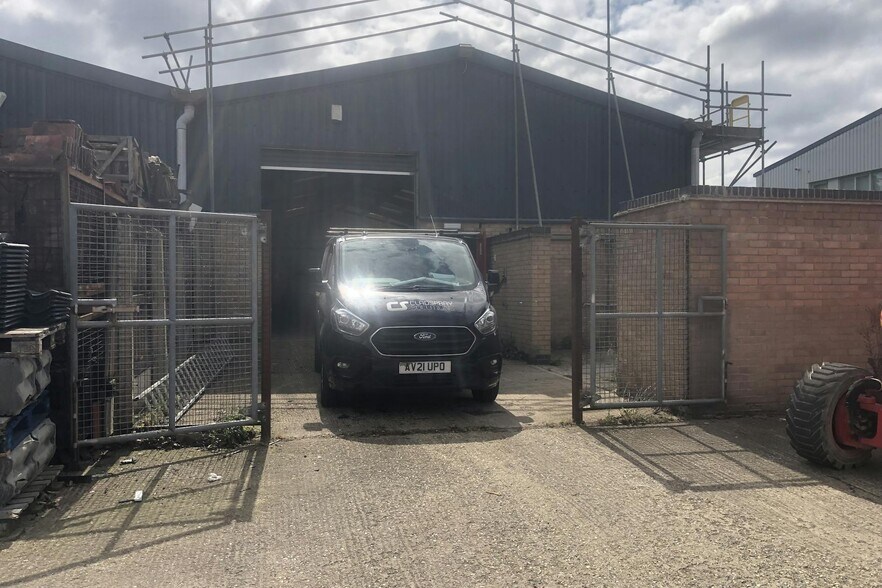 1-5 Craven Way, Newmarket to rent - Building Photo - Image 2 of 3