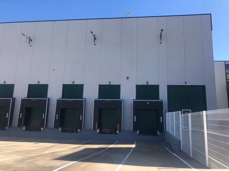 Carrer Mas de Porchinos, 3, Riba-roja de Túria, Valencia to rent - Primary Photo - Image 3 of 23