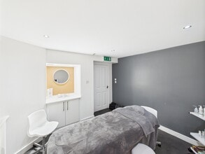 69-75 Haymarket Ter, Edinburgh to rent Interior Photo- Image 2 of 4