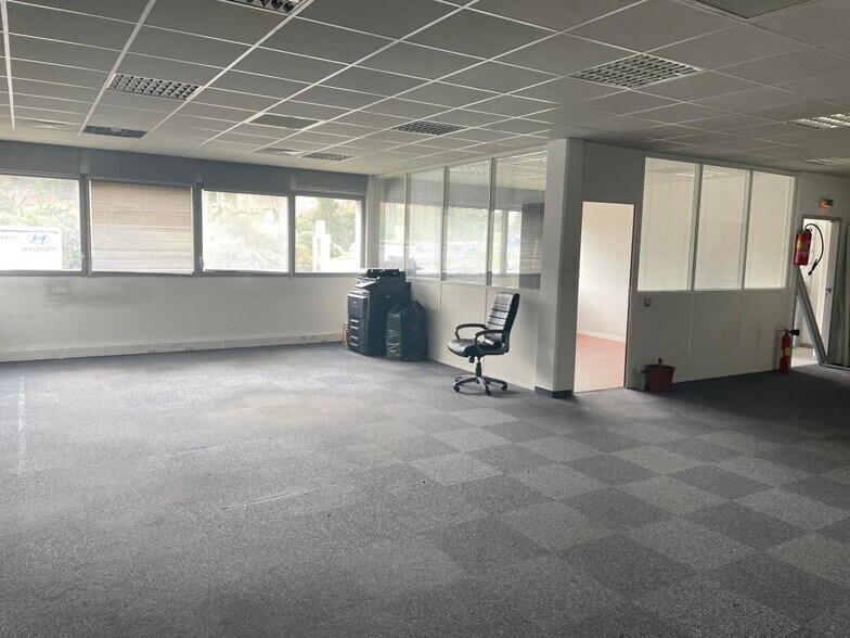 Office in Aubagne to rent - Interior Photo - Image 2 of 5