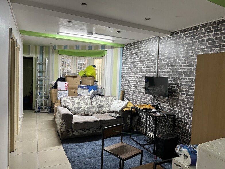 116 Mile End Rd, London to rent - Interior Photo - Image 3 of 5