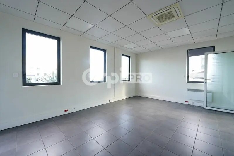 4 Rue De L'Arsenal, Vénissieux to rent - Interior Photo - Image 2 of 12