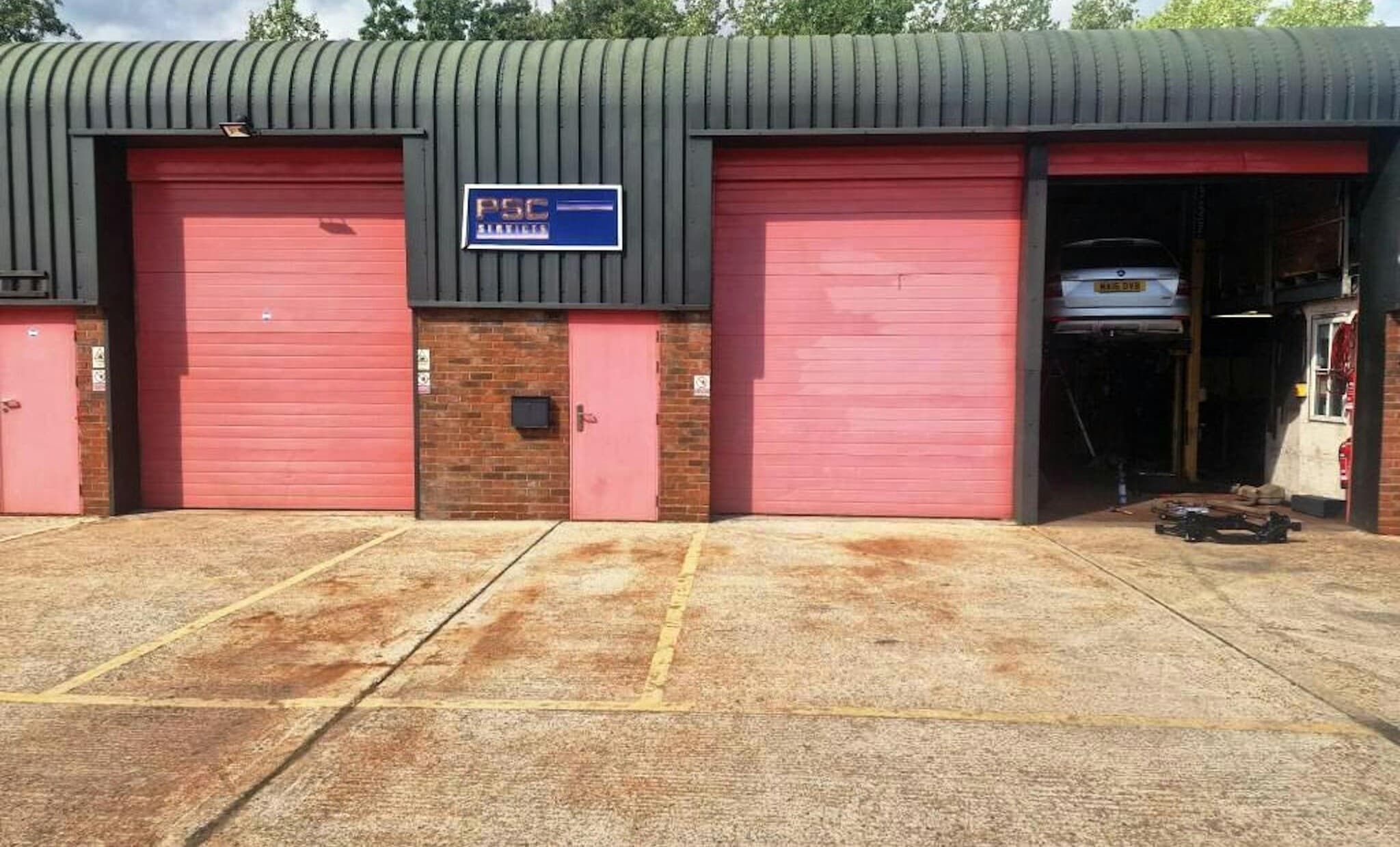 Bramley Rd, Tadley to rent Building Photo- Image 1 of 4
