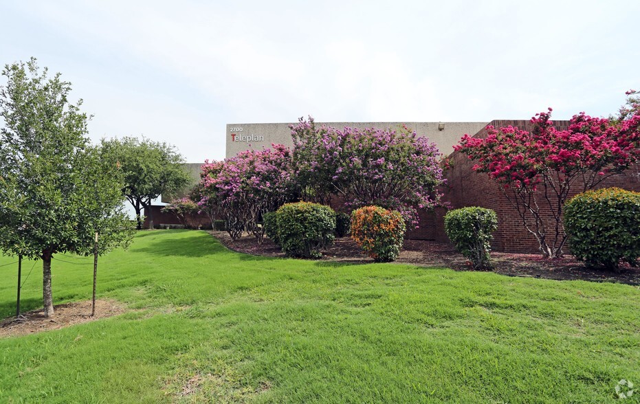 2700 Story Rd W, Irving, TX for rent - Building Photo - Image 1 of 6