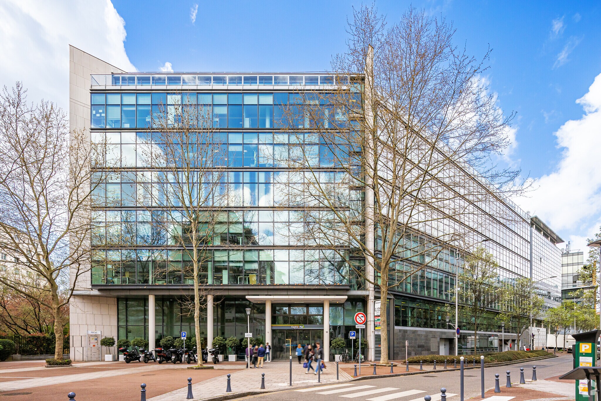 Office in Issy-les-Moulineaux to rent Primary Photo- Image 1 of 10