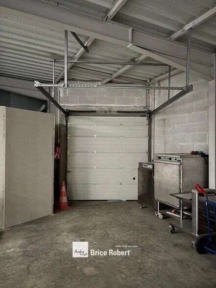 Light Industrial in Corbas to rent - Interior Photo - Image 3 of 6