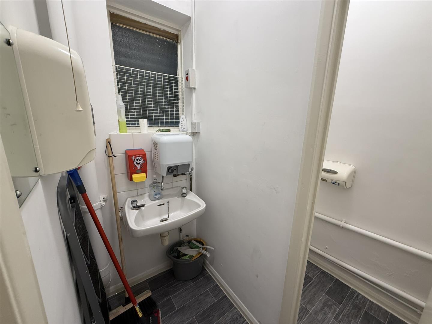 9-20 The Hive, Northfleet to rent Interior Photo- Image 1 of 8