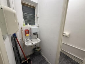 9-20 The Hive, Northfleet to rent Interior Photo- Image 1 of 8