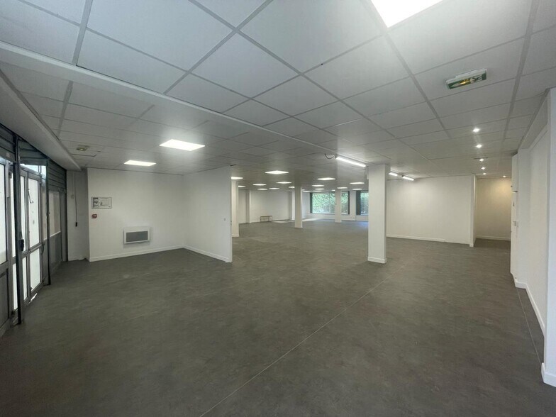 Light Industrial in Boulogne-Billancourt to rent - Interior Photo - Image 2 of 7