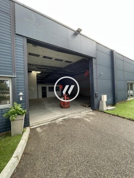 Light Industrial in Roquefort-la-Bédoule to rent - Building Photo - Image 2 of 9