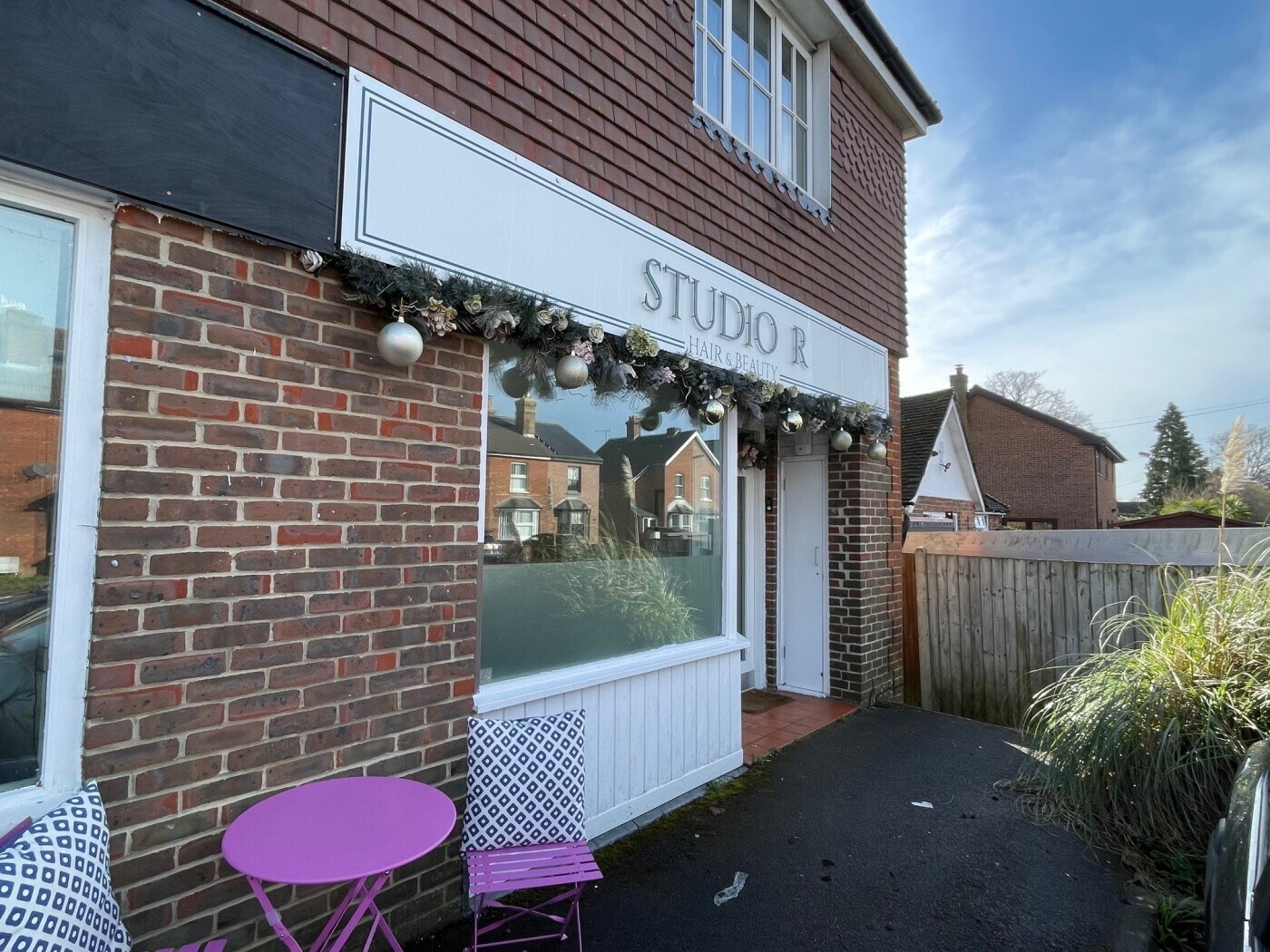 19 Lee St, Horley for sale Primary Photo- Image 1 of 1