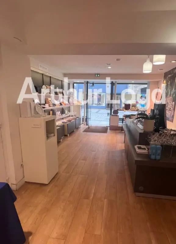 Location Commerce 145 m² - Photo 1