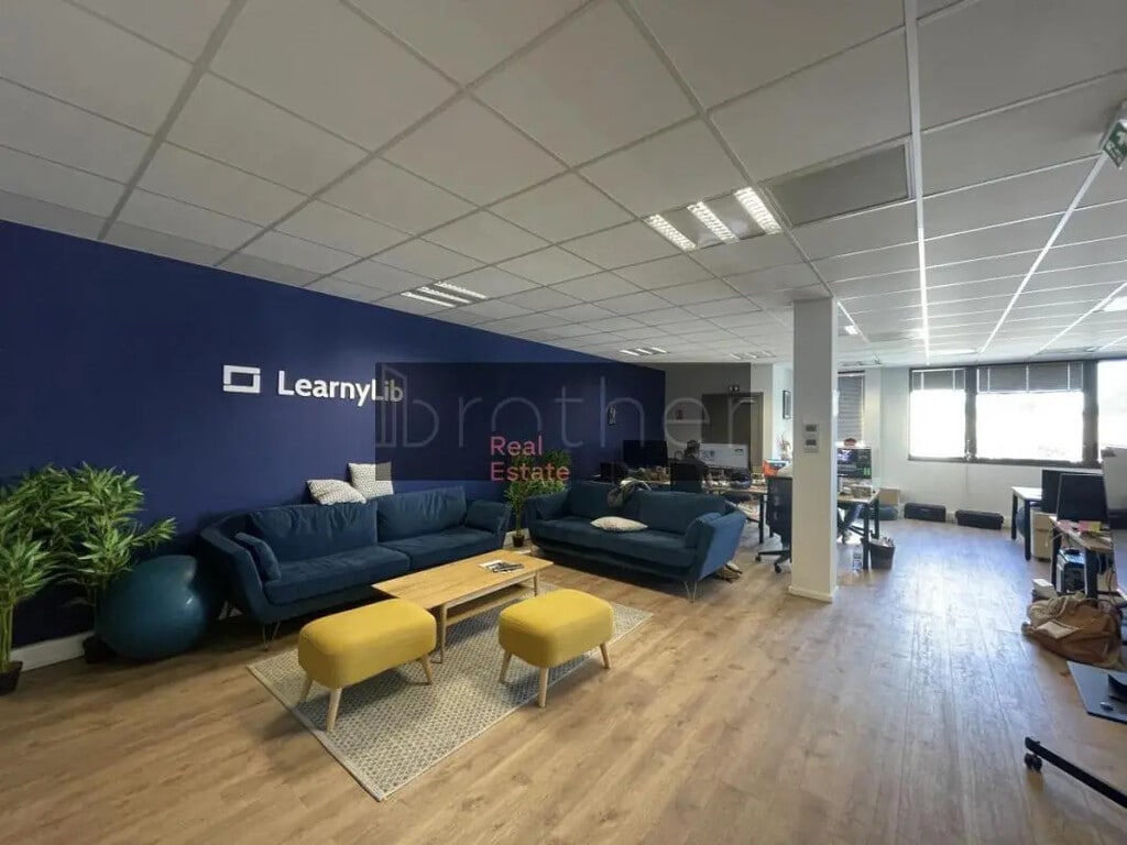 Location Bureaux 327 m² - Photo 1