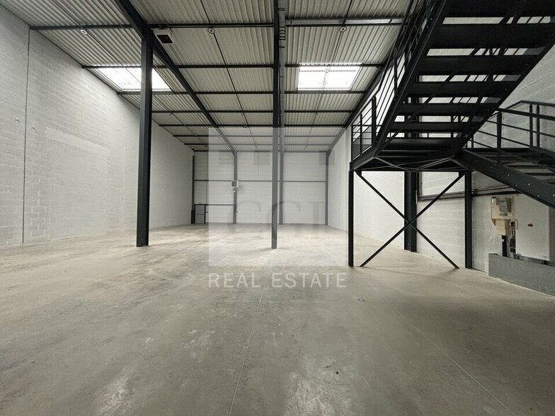Light Industrial in Heyrieux to rent - Interior Photo - Image 3 of 24
