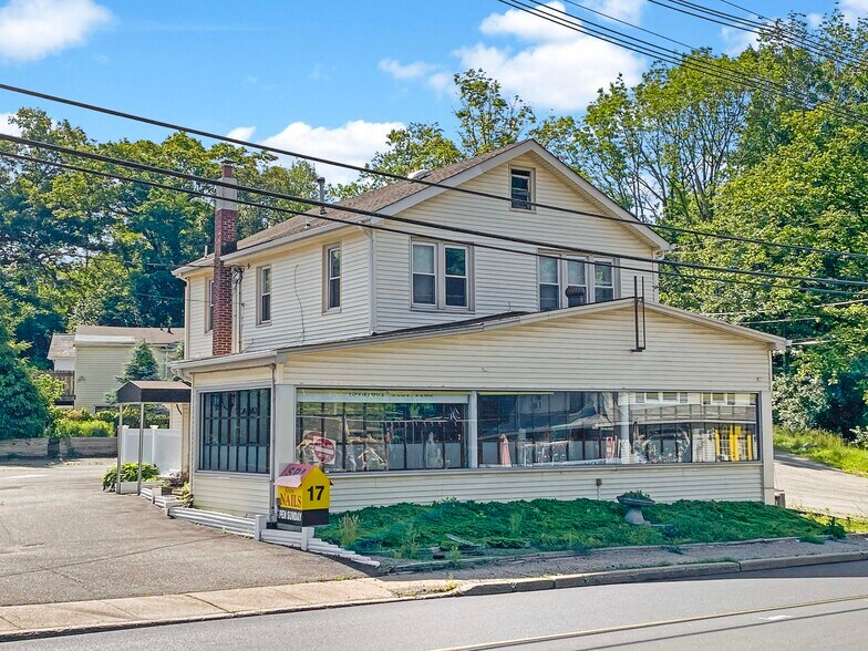 17 Lakeside Blvd, Hopatcong, NJ for sale - Primary Photo - Image 1 of 15