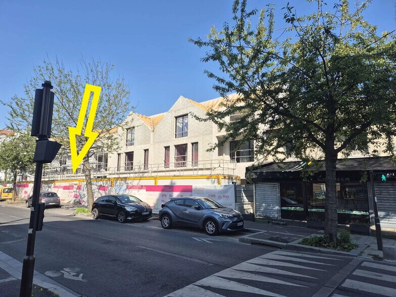 Retail in Orly to rent - Building Photo - Image 1 of 3