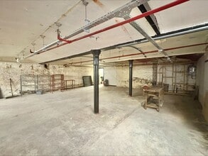 Osborne St, Oldham to rent Interior Photo- Image 1 of 2