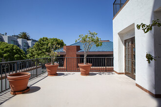 725 Arizona Ave, Santa Monica, CA for rent Interior Photo- Image 2 of 9