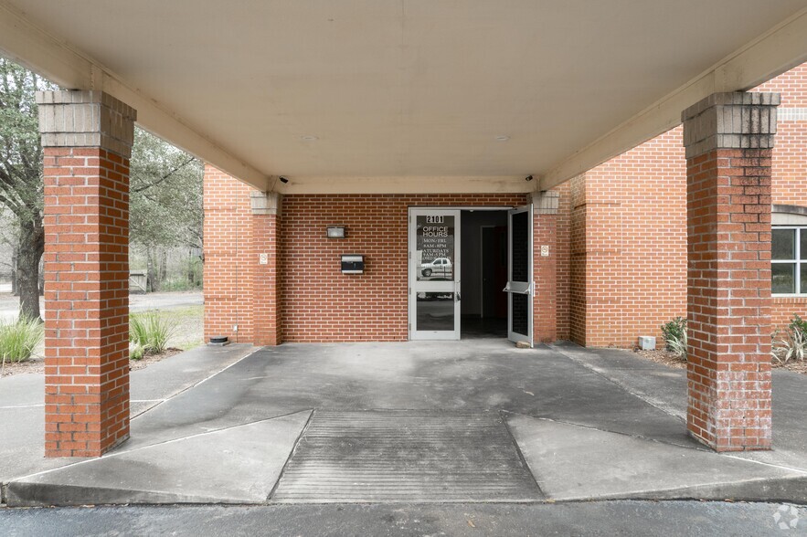 2101 S Loop 336 W, Conroe, TX for sale - Building Photo - Image 2 of 24