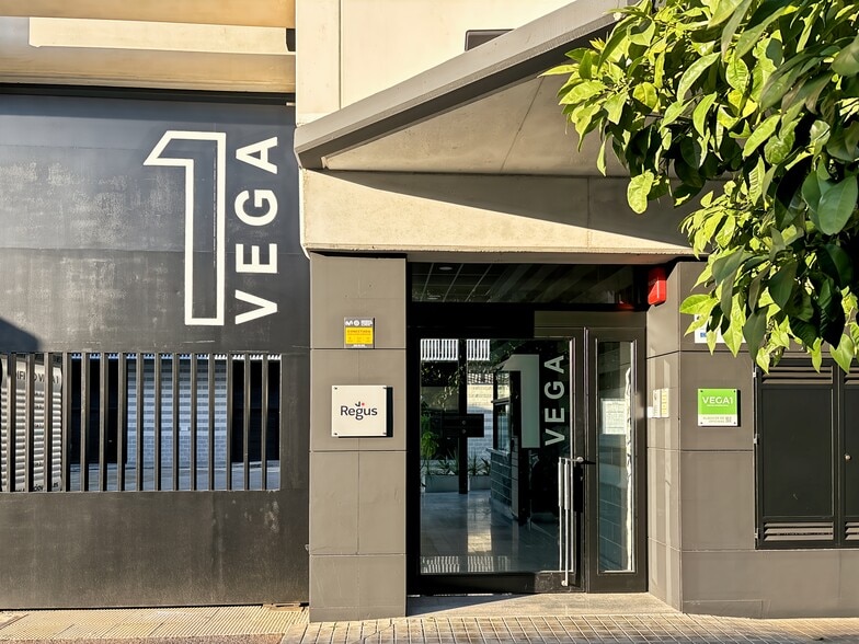 Calle Almutamid, 6, Camas, Sevilla to rent - Building Photo - Image 3 of 3