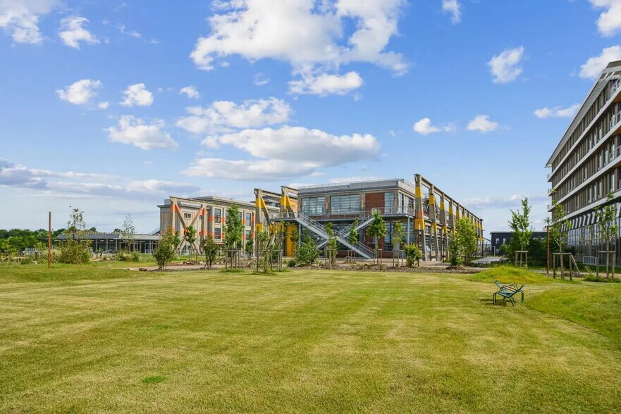 Place Des Papeteries, Nanterre to rent - Building Photo - Image 3 of 10