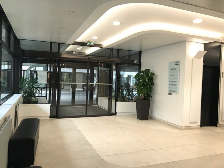 148-156 Rue Gallieni, Boulogne-Billancourt to rent - Lobby - Image 2 of 10