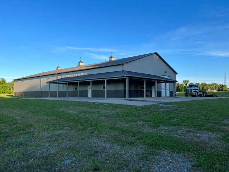 3700 Dover Rd, Woodlawn, TN for sale - Primary Photo - Image 1 of 25