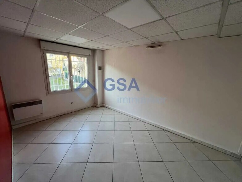 Office in Ris-Orangis to rent - Interior Photo - Image 2 of 6