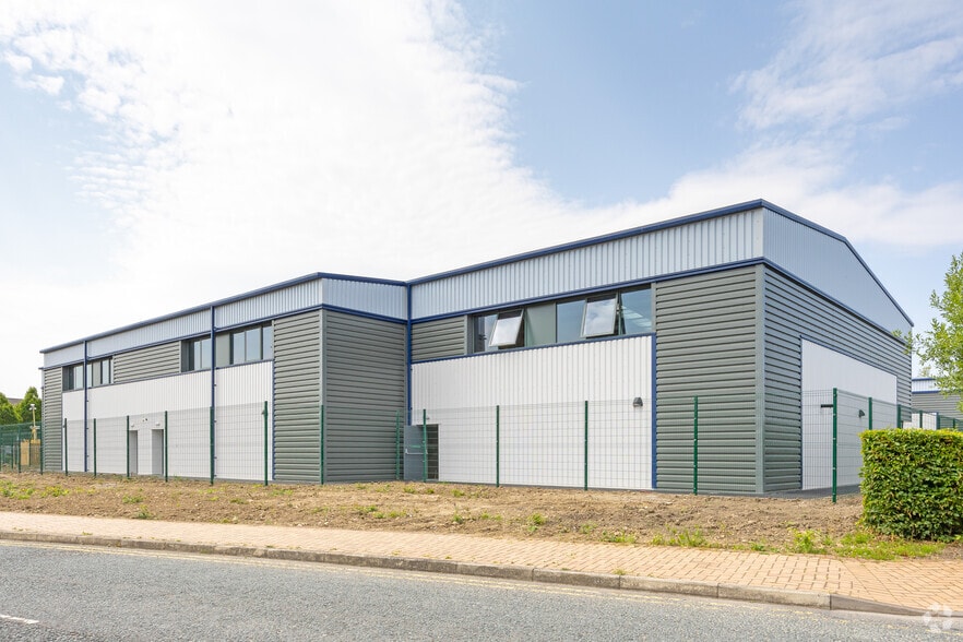 Thomas Maddison Ln, Wakefield to rent - Building Photo - Image 2 of 4