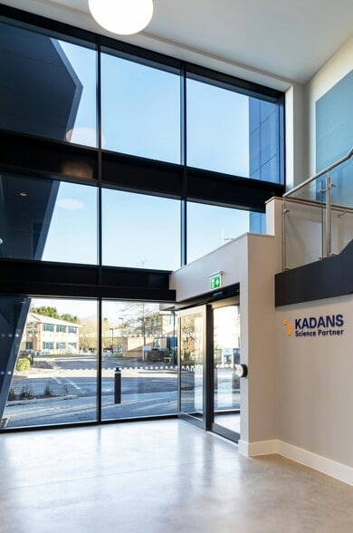 The Quadrant, Abingdon to rent - Building Photo - Image 3 of 4