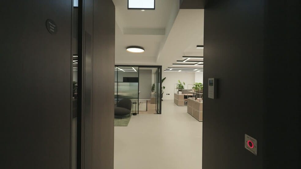 15 Berkeley St, London to rent - Commercial Listing Video - Image 2 of 16