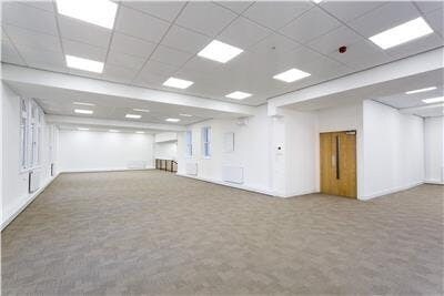 13 Bond Ct, Leeds to rent Interior Photo- Image 1 of 2